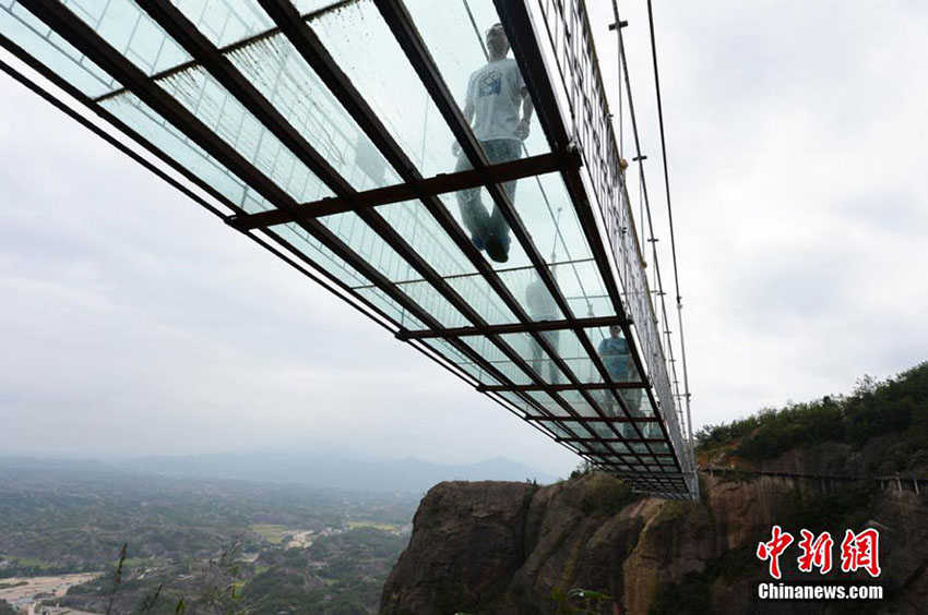 Primeira ponte de vidro na China abre ao público