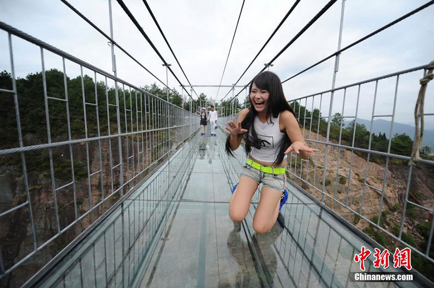 Primeira ponte de vidro na China abre ao público