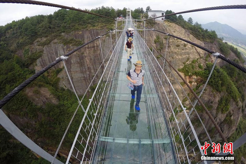 Primeira ponte de vidro na China abre ao público