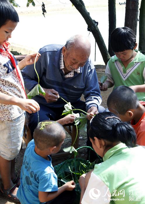 Habitante mais velho de Jiangxi tem 114 anos e 112 descendentes