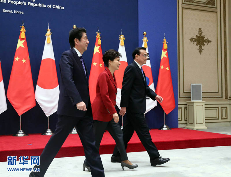 Li Keqiang participa da Cúpula China, Japão e Coreia do Sul