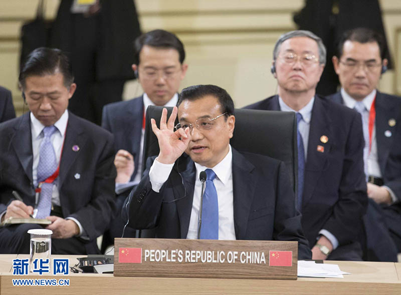 Li Keqiang participa da Cúpula China, Japão e Coreia do Sul