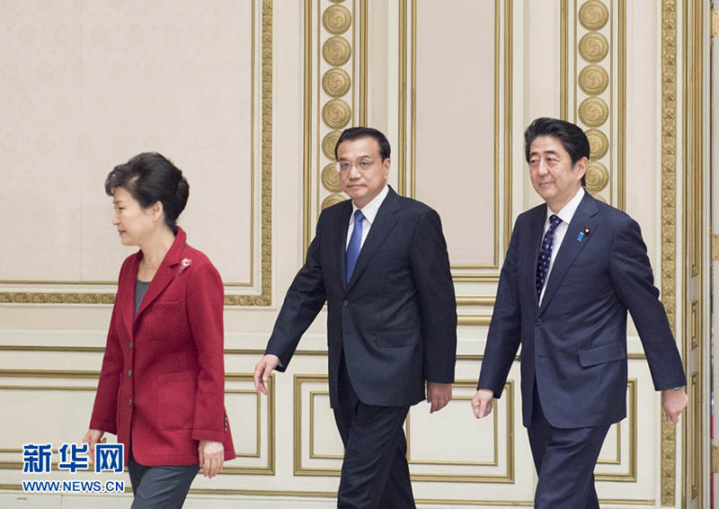 Li Keqiang participa da Cúpula China, Japão e Coreia do Sul