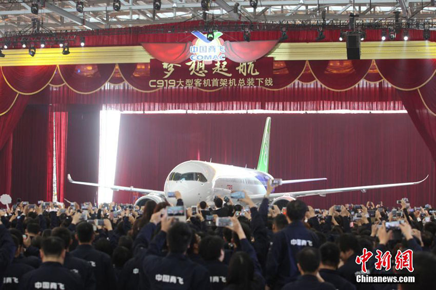 Primeiro jato de passageiros de fabrico chinês sai da linha da montagem