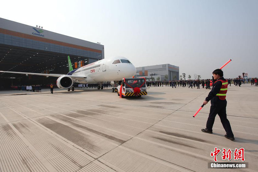 Primeiro jato de passageiros de fabrico chinês sai da linha da montagem