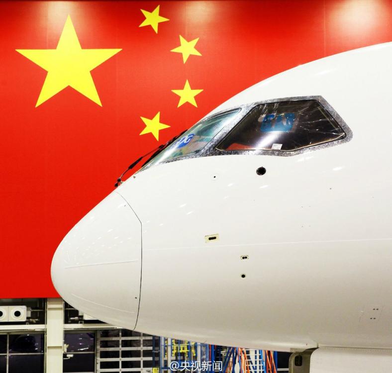 Primeiro jato de passageiros de fabrico chinês sai da linha da montagem