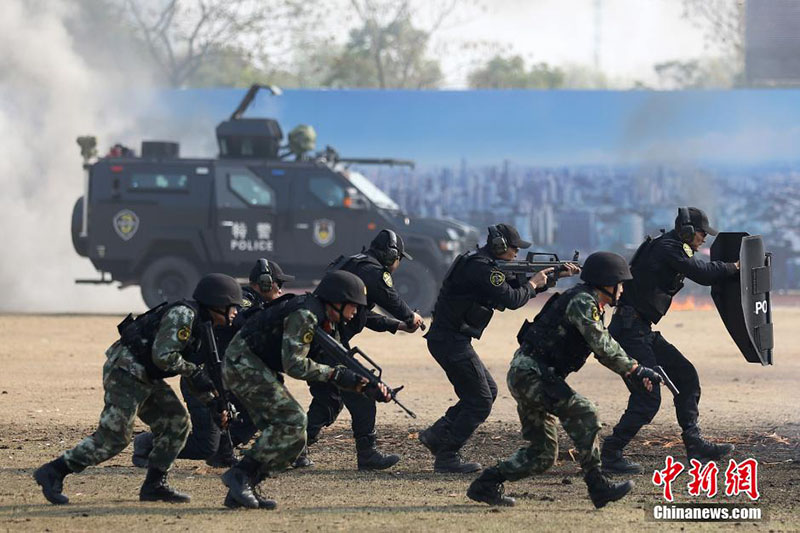 Polícia de choque na China demonstra capacidade de resposta a situações de emergência