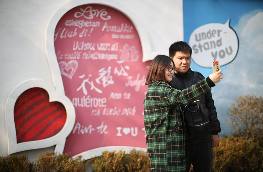 “Muro do amor” atrai curiosos em Shenyang