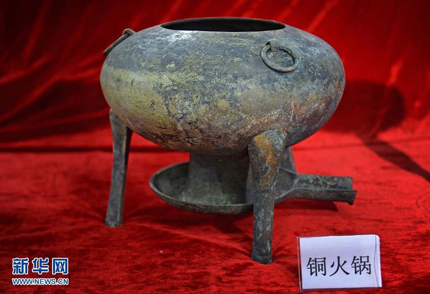 Arqueólogos chineses encontram lamparinas de bronze de 2 mil anos