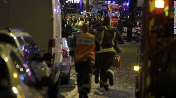 Terror em Paris: França sofre ataque terrorista, mais de 150 mortes confirmadas 