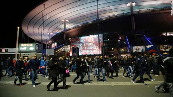 Terror em Paris: França sofre ataque terrorista, mais de 150 mortes confirmadas 