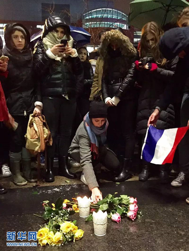 Mundo presta homenagem às vítimas dos ataques terroristas em Paris