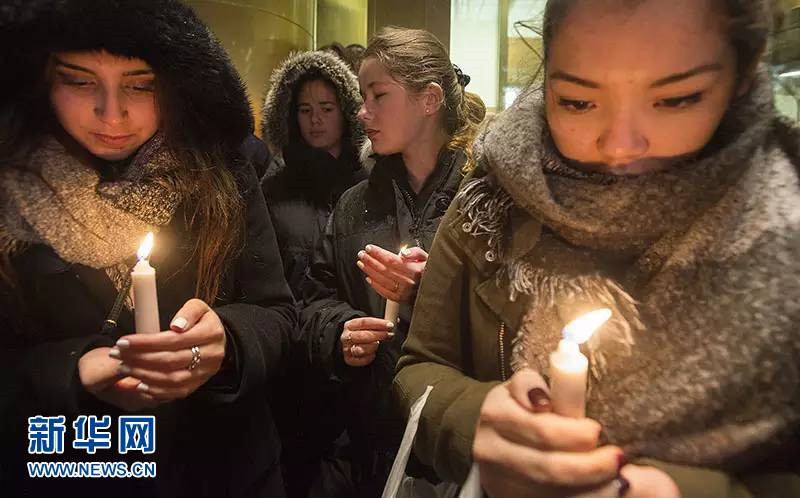 Mundo presta homenagem às vítimas dos ataques terroristas em Paris