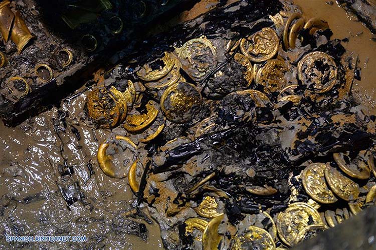 Foram encontradas moedas e lingotes de ouro num túmulo chinês de 2000 anos
