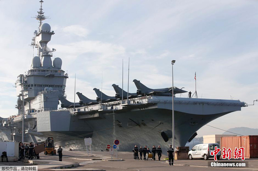 Porta-aviões Charles de Gaulle parte para atacar Estado Islâmico