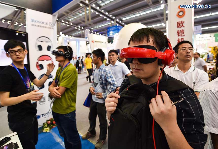 Aparelhos de realidade virtual fazem sucesso na Feira Internacional da Alta Tecnologia da China