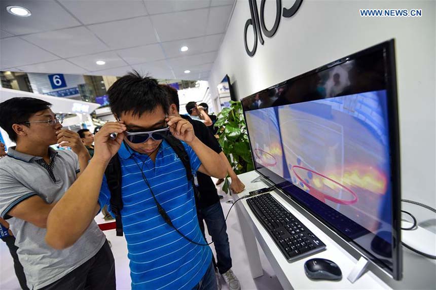 Aparelhos de realidade virtual fazem sucesso na Feira Internacional da Alta Tecnologia da China