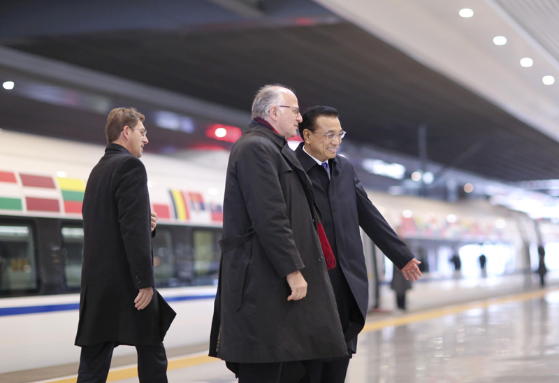 Li Keqiang e líderes da Europa Central e do Leste viajam de trem bala chinês até Xangai