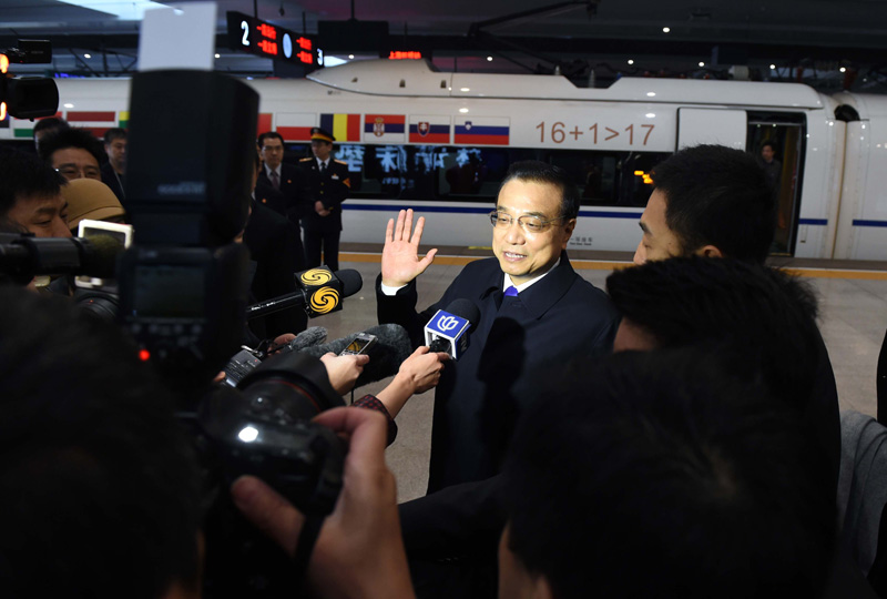 Li Keqiang e líderes da Europa Central e do Leste viajam de trem bala chinês até Xangai