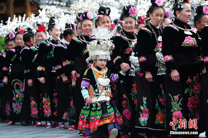 Mulheres da minoria étnica Miao voltam para a casa dos pais para celebrar o ano novo