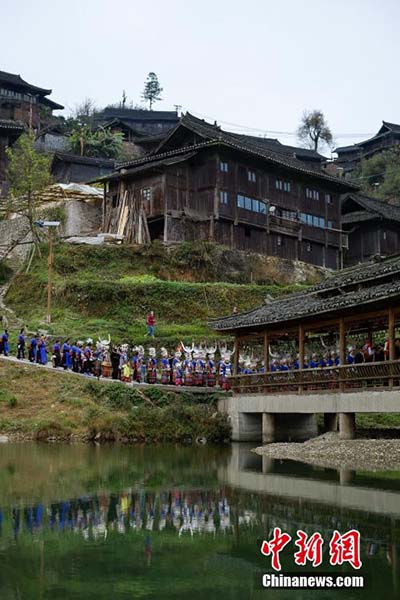 Mulheres da minoria étnica Miao voltam para a casa dos pais para celebrar o ano novo