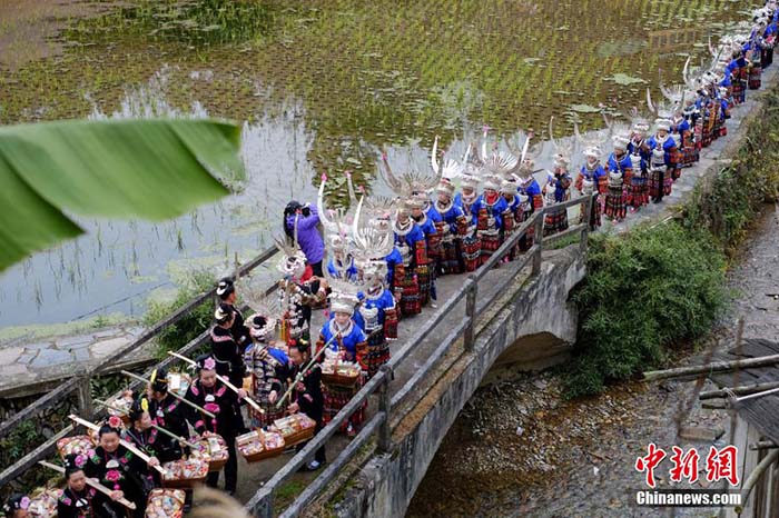 Mulheres da minoria étnica Miao voltam para a casa dos pais para celebrar o ano novo