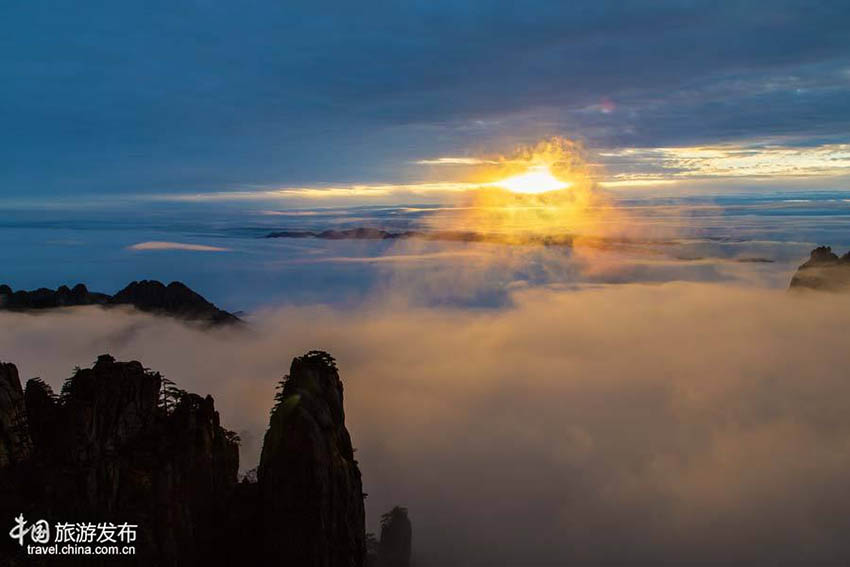 Mar de nuvens na montanha Huangshan na Província de Anhui