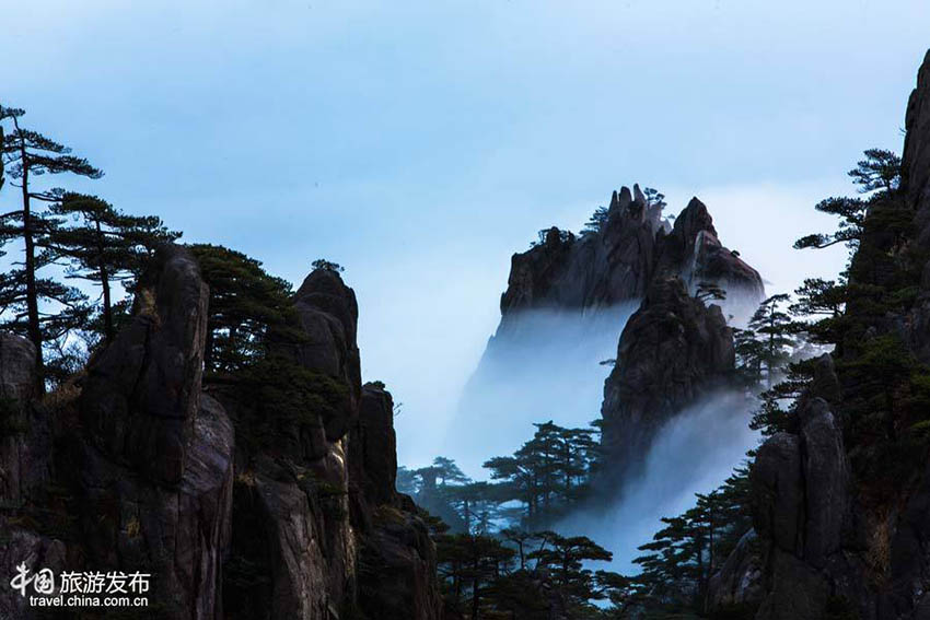 Mar de nuvens na montanha Huangshan na Província de Anhui