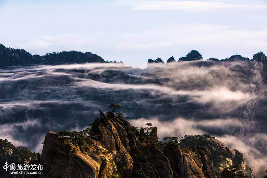 Mar de nuvens na montanha Huangshan na Província de Anhui