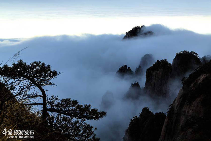 Mar de nuvens na montanha Huangshan na Província de Anhui