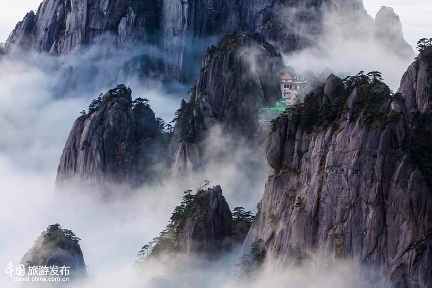 Mar de nuvens na montanha Huangshan na Província de Anhui