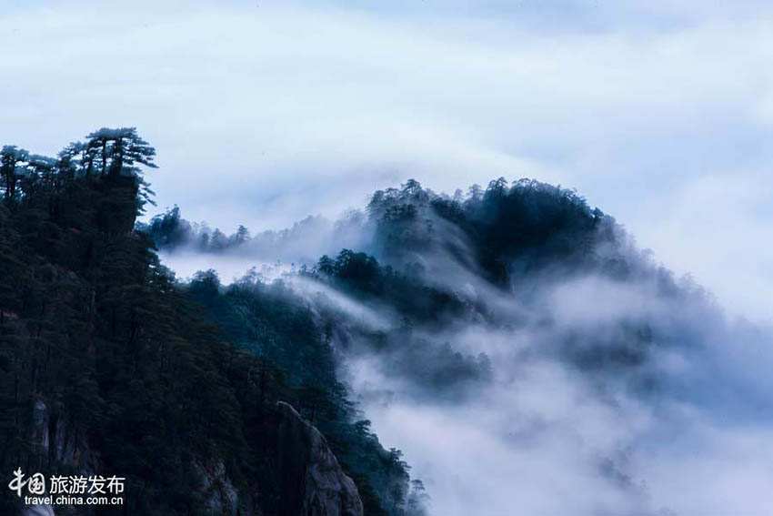 Mar de nuvens na montanha Huangshan na Província de Anhui