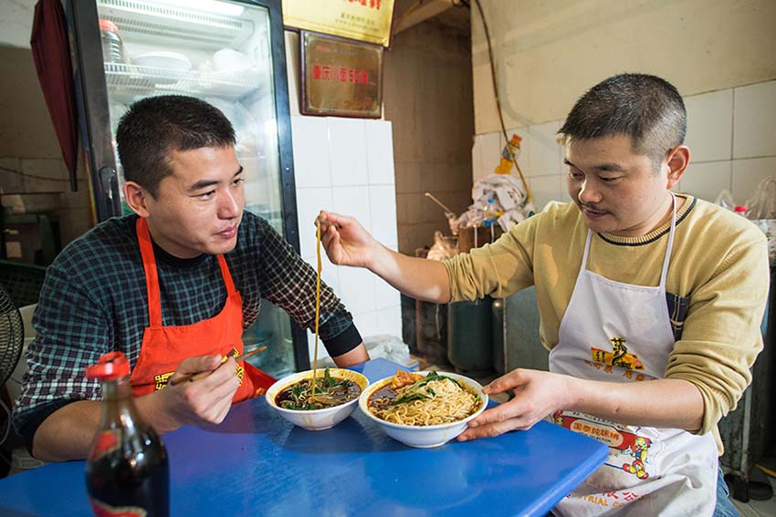 Proprietária de restaurante ajuda a espalhar a massa de Chongqing pelo mundo