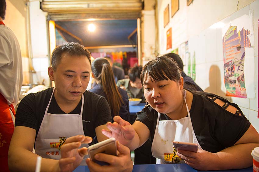 Proprietária de restaurante ajuda a espalhar a massa de Chongqing pelo mundo