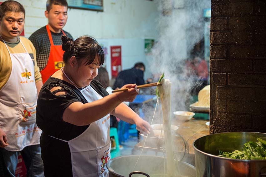 Proprietária de restaurante ajuda a espalhar a massa de Chongqing pelo mundo