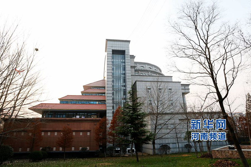 Edifício peculiar destaca-se na Universidade de Zhengzhou