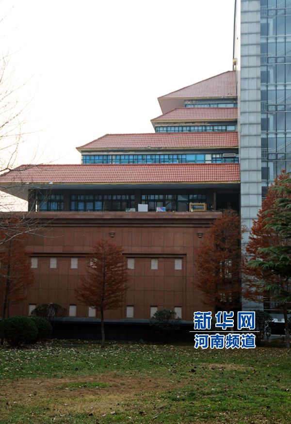 Edifício peculiar destaca-se na Universidade de Zhengzhou