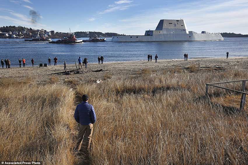 Navio de batalha do futuro inicia provas de mar