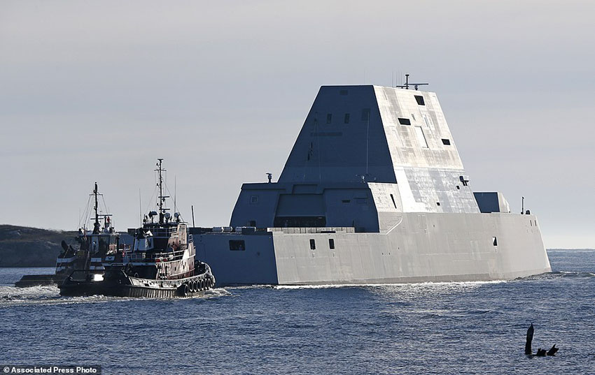 Navio de batalha do futuro inicia provas de mar