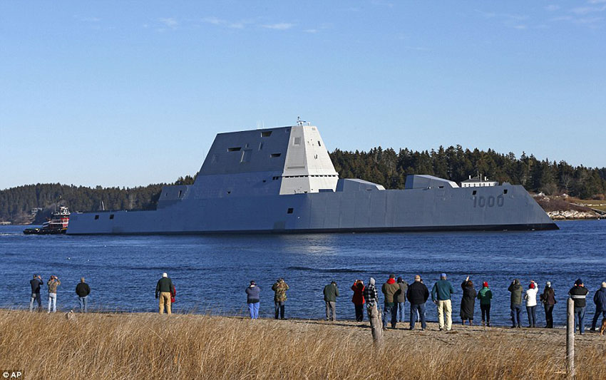 Navio de batalha do futuro inicia provas de mar