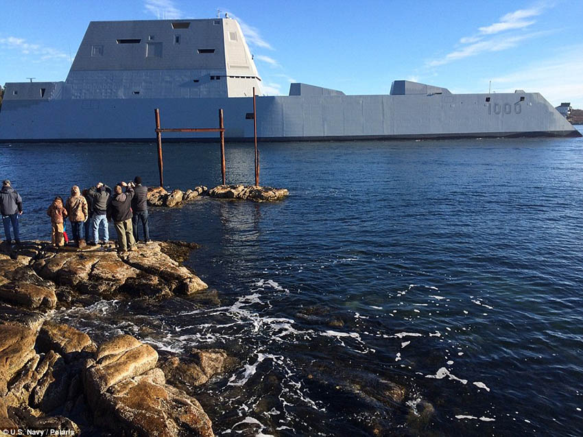 Navio de batalha do futuro inicia provas de mar