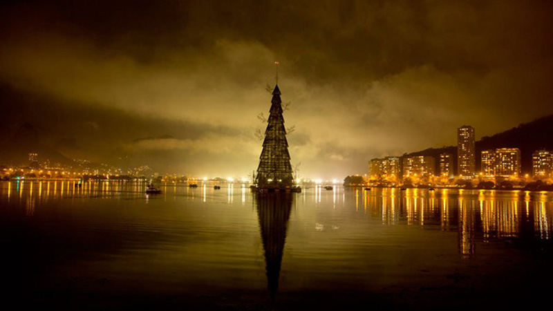 Brasil ilumina a maior árvore de natal flutuante do mundo