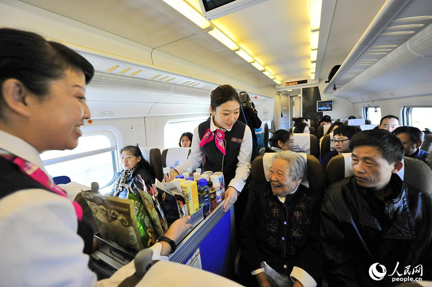 Ferrovia expressa costeira é aberta no nordeste da China