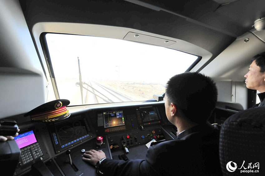 Ferrovia expressa costeira é aberta no nordeste da China