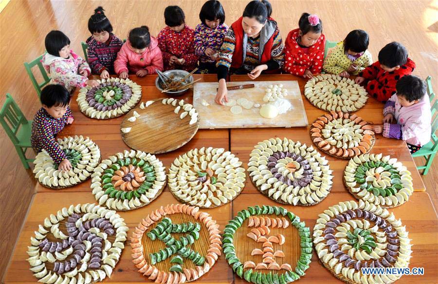 Fazer ravióli (jiaozi) é um costume chinês para celebrar o solstício de inverno