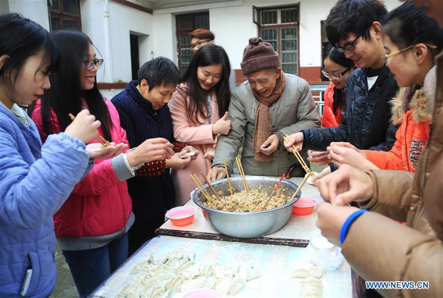 Fazer ravióli (jiaozi) é um costume chinês para celebrar o solstício de inverno