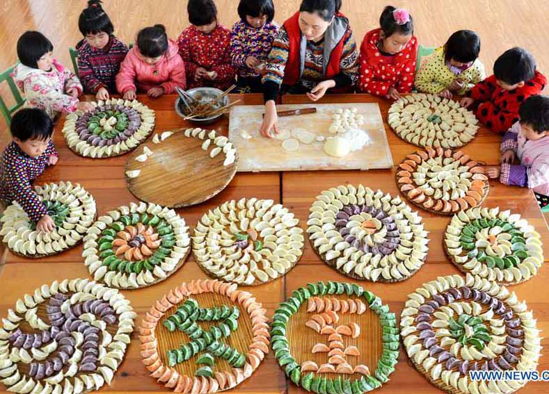 Fazer ravióli (jiaozi) é um costume chinês para celebrar o solstício de inverno