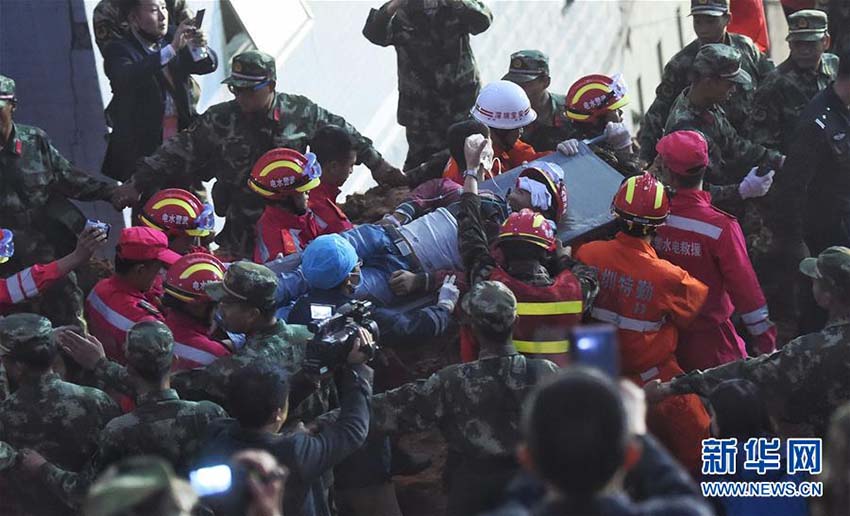 Primeiro sobrevivente do deslizamento de Shenzhen é resgatado