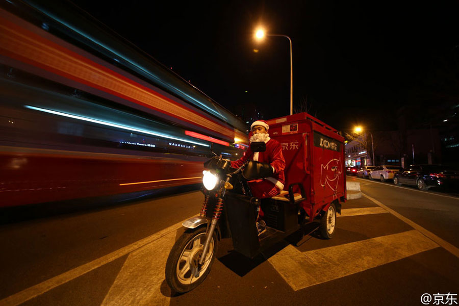 Estafetas com trajes de pai natal durante quadra natalícia