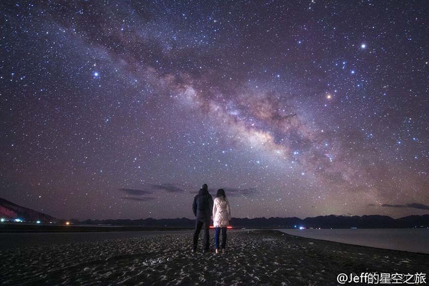 Fotografia do céu estrelado capturada por fotógrafo chinês é destacada pela NASA